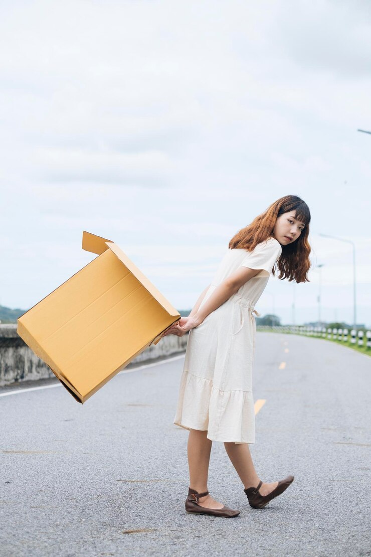 Photo 一個女人站在天空的全長