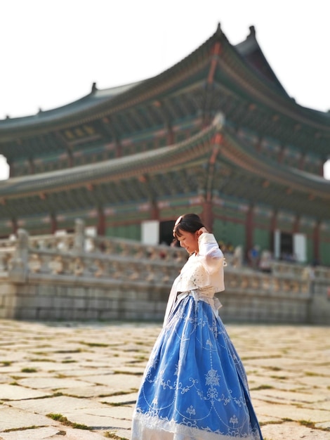 Photo full length of woman standing against the sky