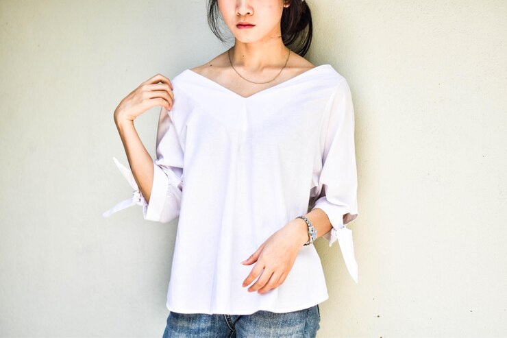 Photo 白い背景に立っている女性の全身