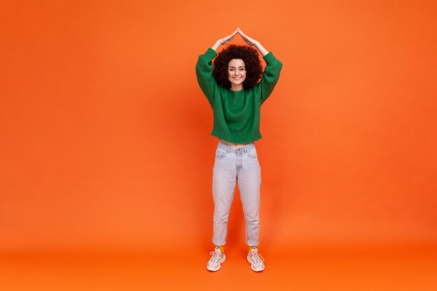 Photo full length of woman standing against yellow background