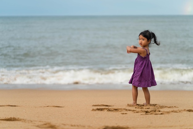 Photo full length of woman standing on beach