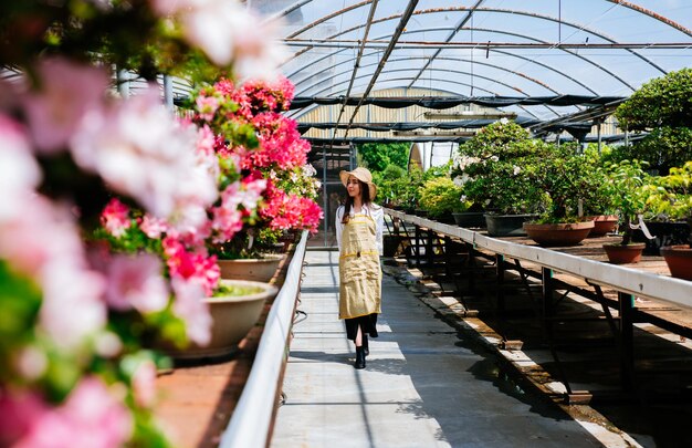 Photo full length of woman standing by flowering plants