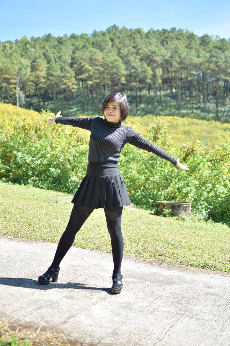 Photo 樹木に付いた植物のそばに立っている女性の全長