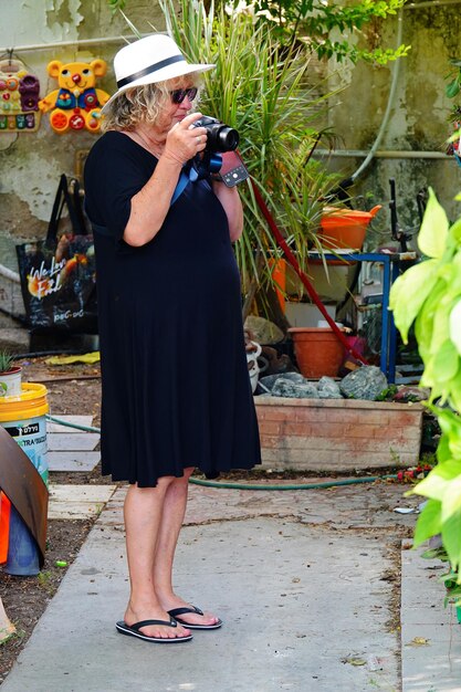 Photo full length of woman standing by plants