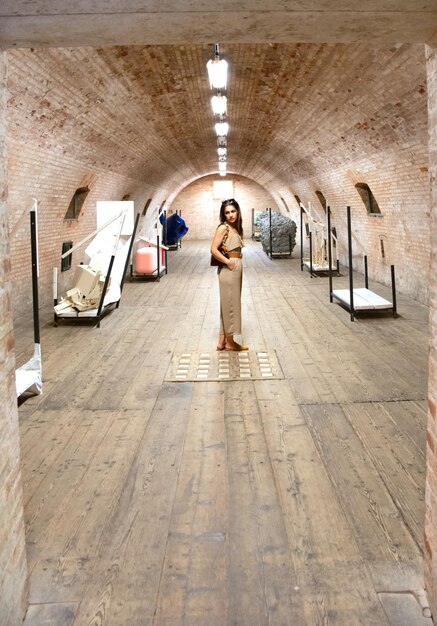 Foto lunghezza completa di una donna in piedi nel corridoio