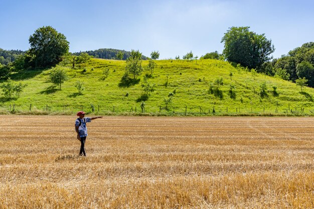 Photo full length of woman standing on field against sky