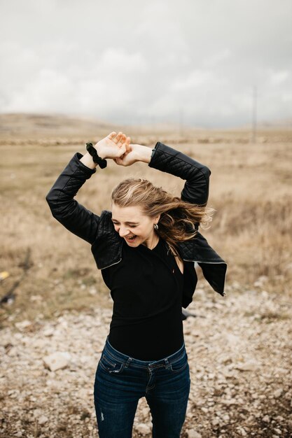 Photo full length of woman standing on field