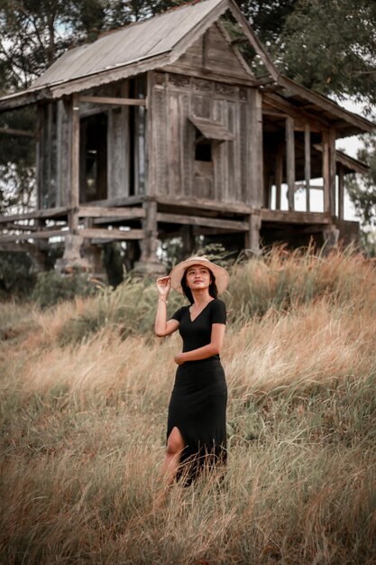 Foto lunghezza completa di una donna in piedi sul campo