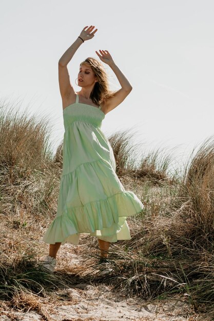 Foto lunghezza completa di una donna in piedi sul campo