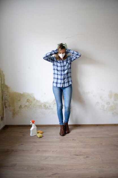 Foto lunghezza completa di una donna in piedi sul pavimento