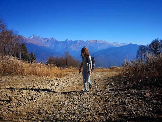 Foto lunghezza completa di una donna in piedi sulla terra contro il cielo