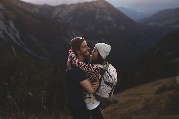 Foto lunghezza completa di una donna in piedi su un paesaggio di montagna