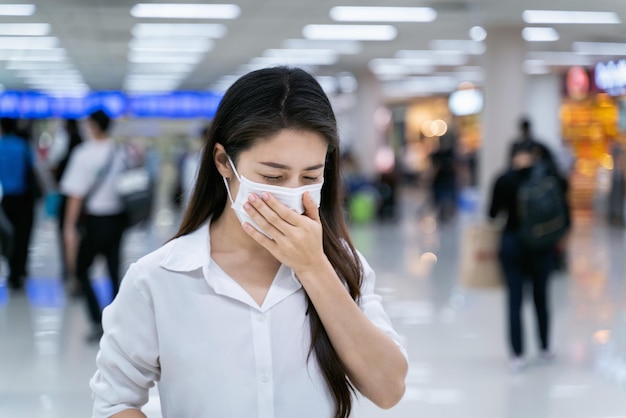 기차역 에 서 있는 여자 의 전체 길이