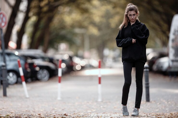 Photo 樹木に背を向けて道路に立っている女性の全長