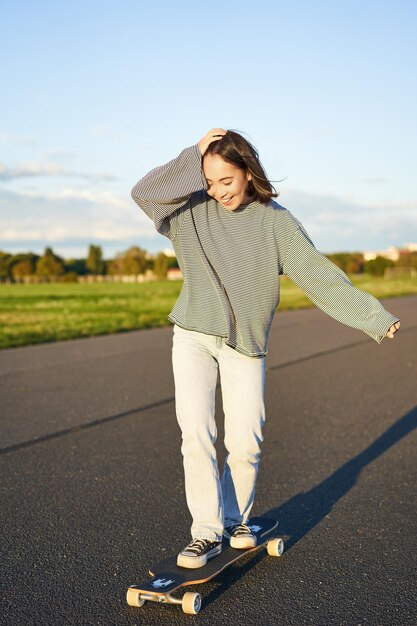 道路に立っている女性の全長