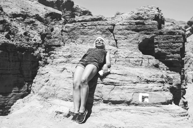 Photo full length of woman standing on rock formations