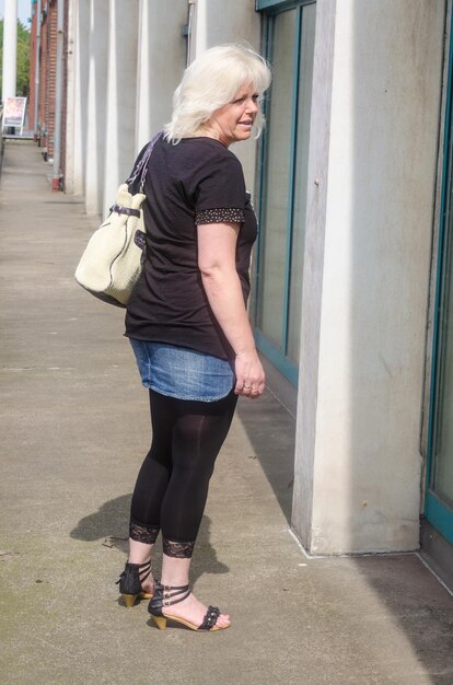 Photo full length of woman standing on street