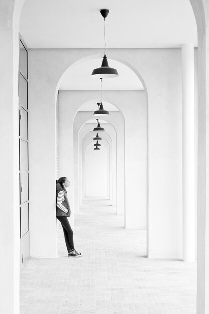 Foto lunghezza completa di una donna in piedi sul muro