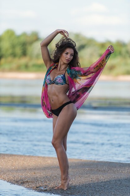 Foto lunghezza completa di una donna in piedi in acqua