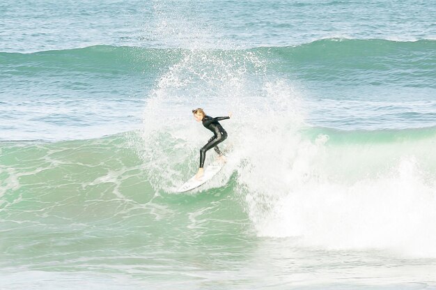 Photo full length of woman surfing in sea