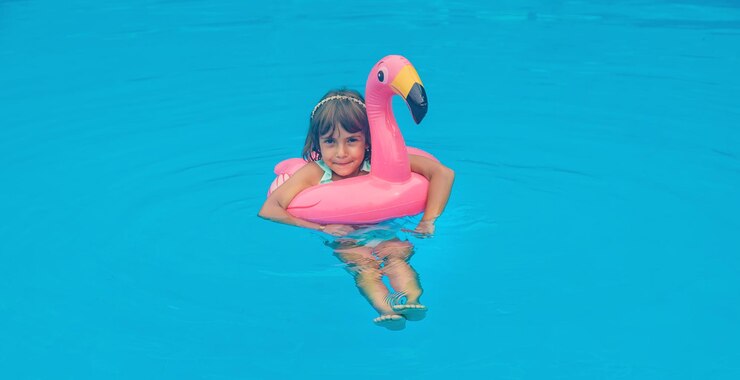 Photo full length of woman swimming in sea