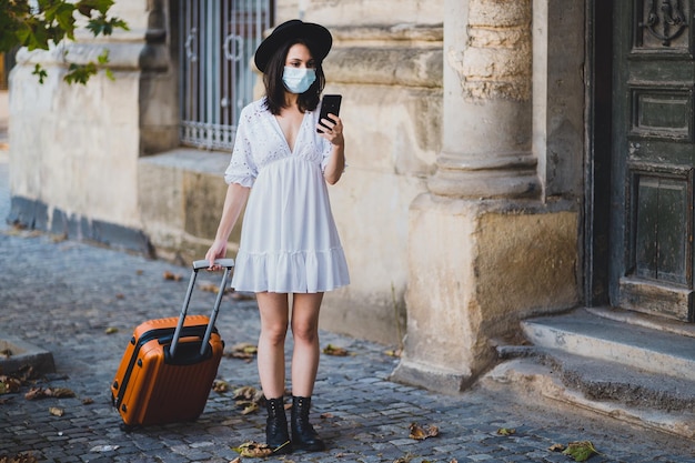 Photo full length of woman using mobile phone in alley