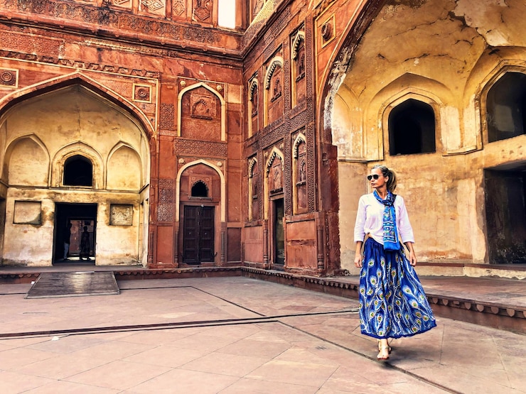 Photo full length of woman walking against historic building