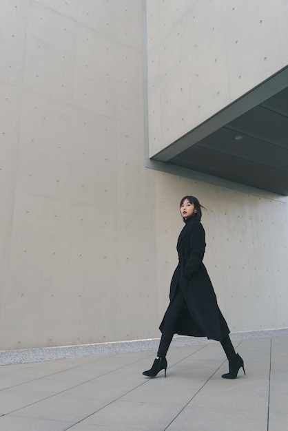 Photo full length of woman walking by building