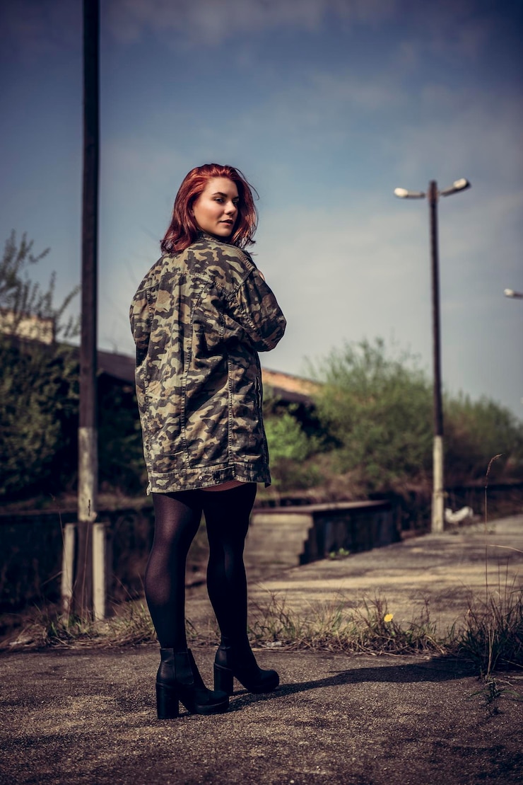 Фотография полная длина женщины, идущей по тропинке против неба