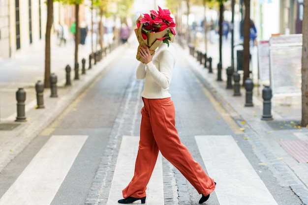 Foto lunghezza piena di donna che cammina per strada.