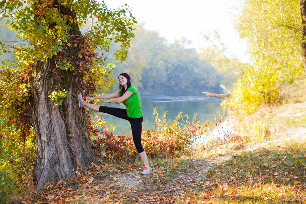 Photo full length of woman with arms raised in forest