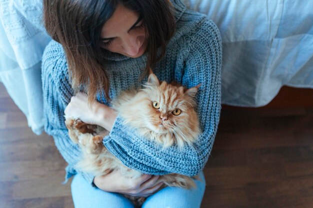 Foto lunghezza completa di donna con gatto