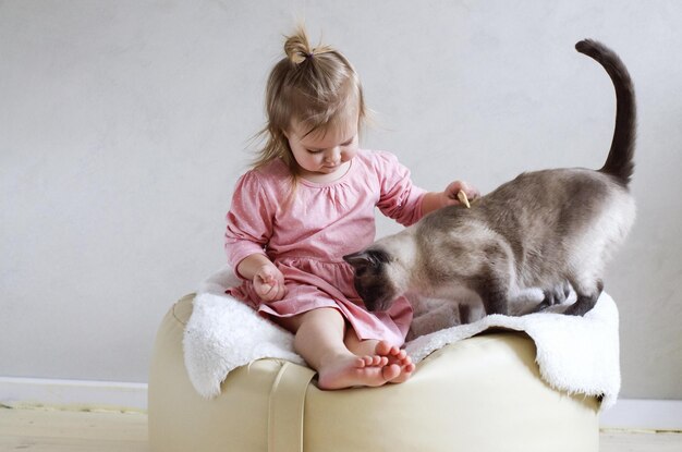 Photo full length of woman with cat