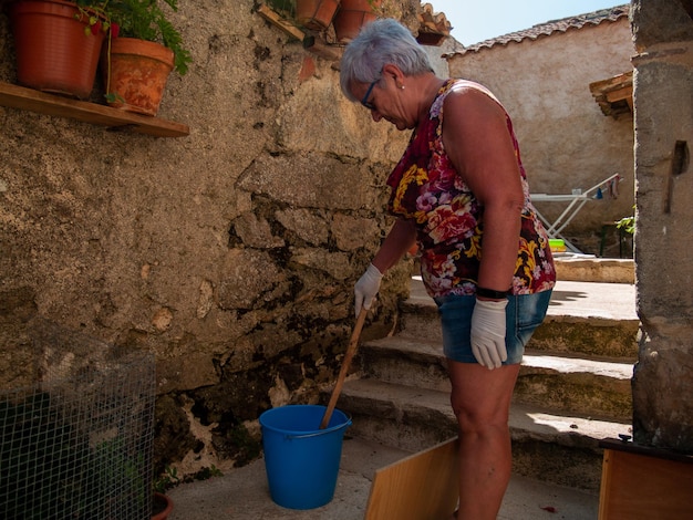 Foto lunghezza completa di una donna che lavora sul pavimento