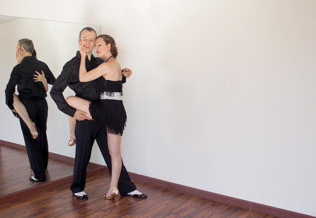 Photo full length of young couple standing against wall