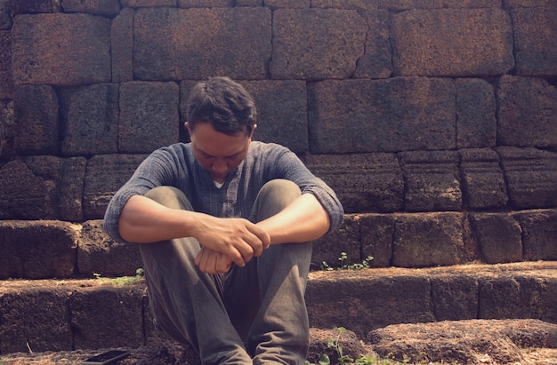 Photo full length of young man against wall