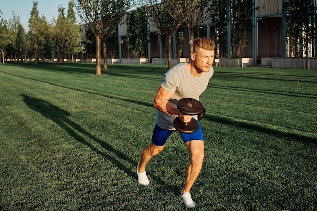 Photo full length of young man exercising on field