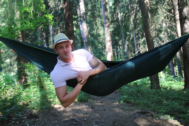 Photo full length of young man in forest