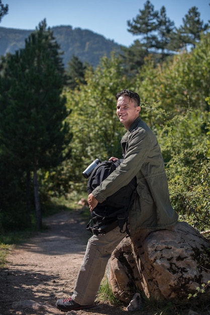 Foto lunghezza completa di un giovane nella foresta