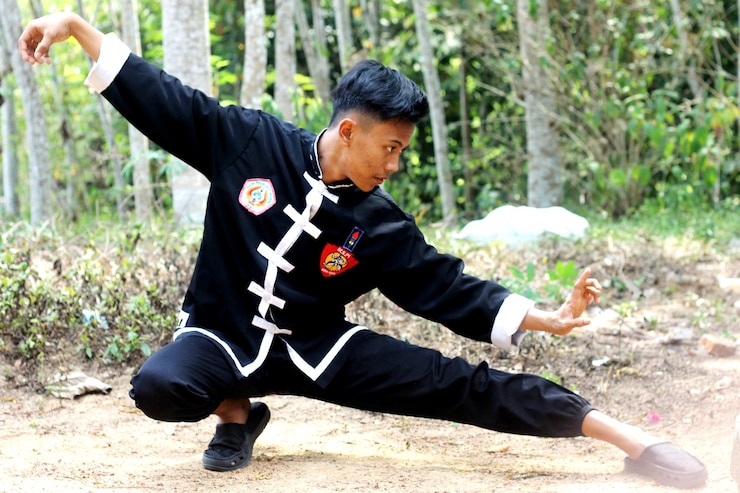 Photo full length of young man practicing martial arts