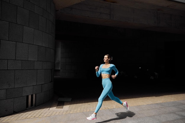벽에 서 있는 젊은 남자의 전체 길이