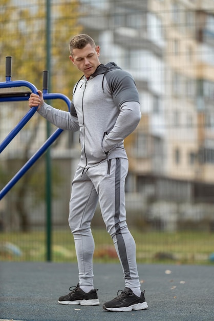 Photo full length of young man standing in city