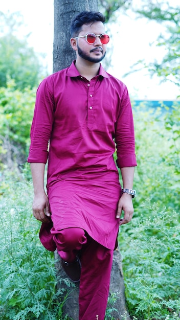 Photo full length of young man standing on street