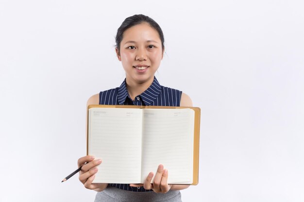 전체 길이 젊은 웃는 사업가