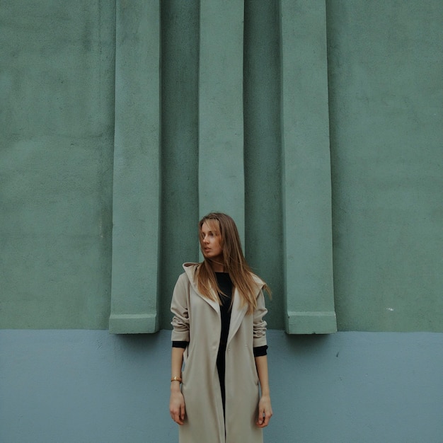 Photo full length of young woman against wall