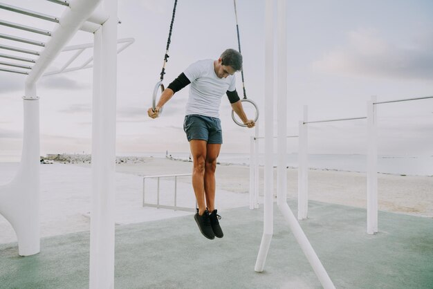 Foto lunghezza completa di una giovane donna che si esercita nel parco giochi