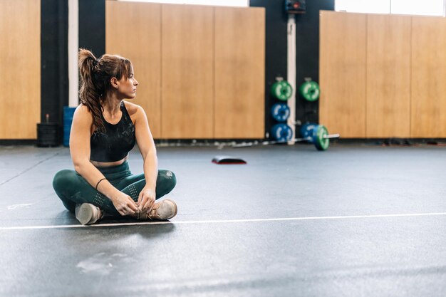 Photo full length of young woman sitting on floor