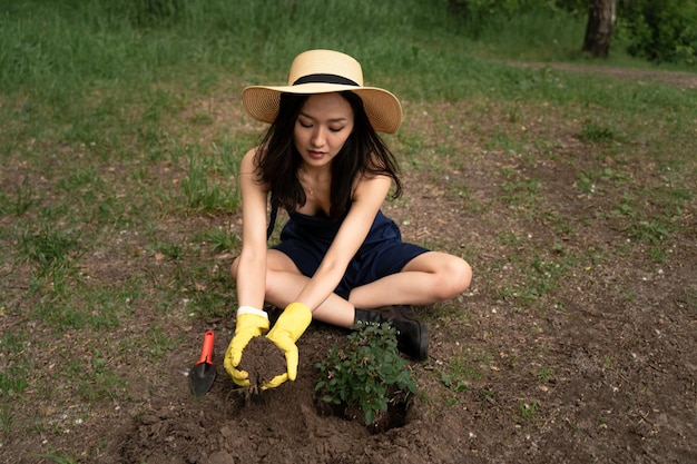 Photo full length of young woman sitting on land