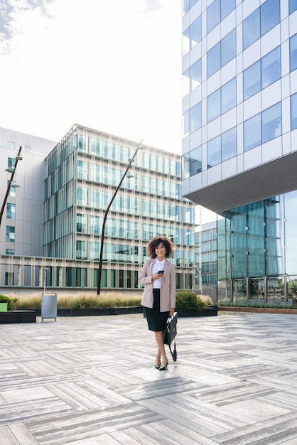 건물 에 대항 하여 서 있는 젊은 여자 의 전체 길이