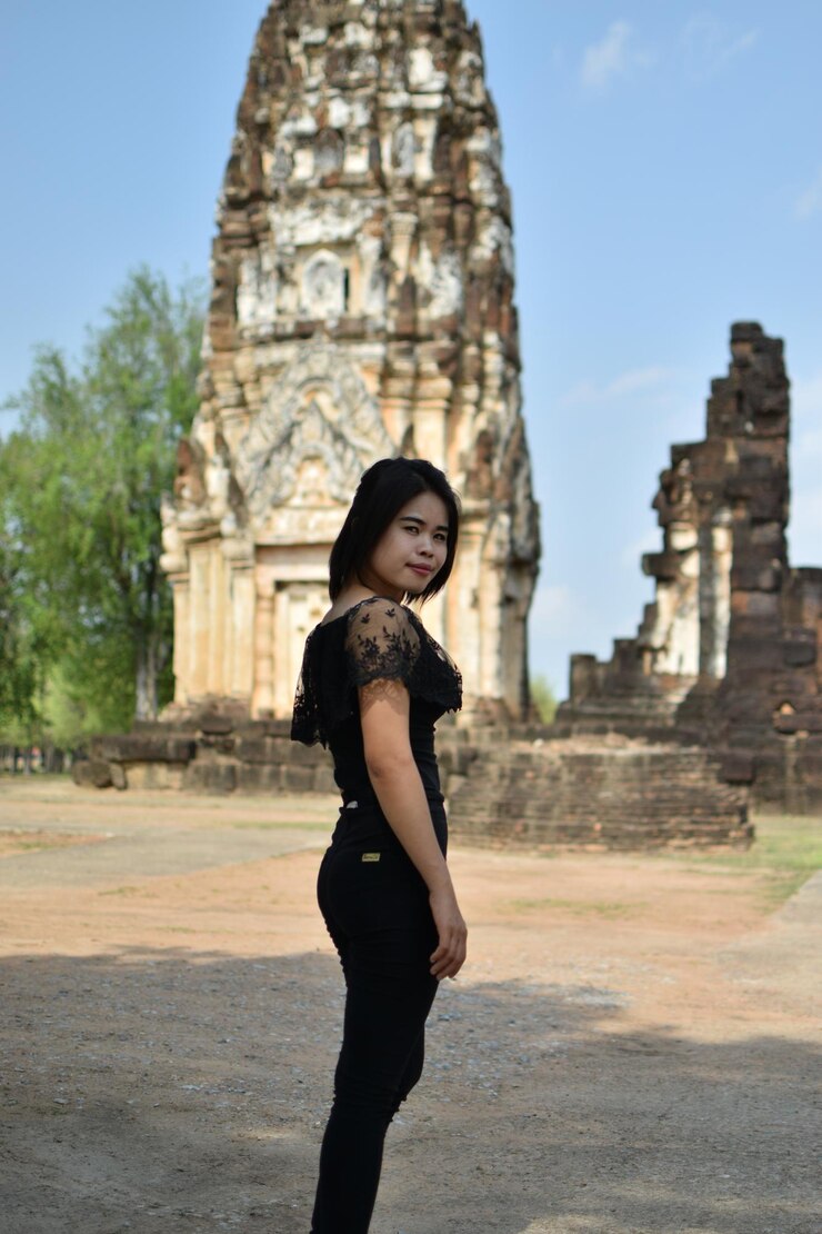 Photo 空に向かって立っている若い女性の全長